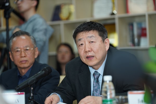 北京第二外国语学院副校长张严主持座谈会